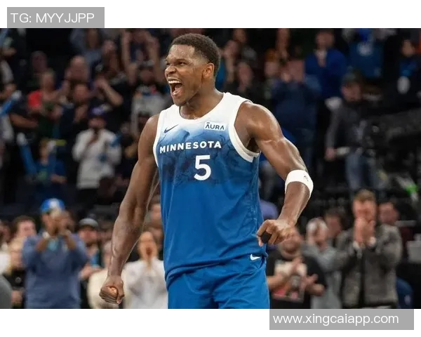 爱德华兹半场表现出色11投6中三分命中率高达40贡献15分3板3助