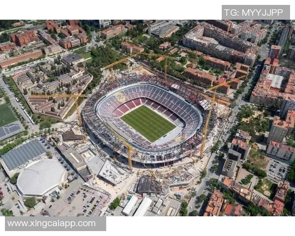 巴萨重返诺坎普进行公开训练球员教练齐聚合影留念展现团队精神